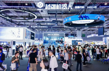 越疆“機械臂+人形+輪式+多足”具身機器人開啟工業(yè)智能體時代